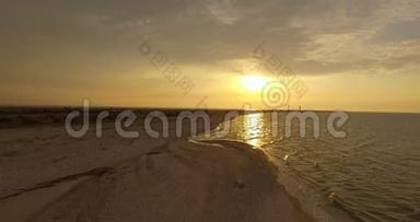 夏季日落时分，德扎里哈奇岛沙质海岸的空中拍摄